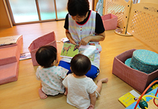 0歳児には笑顔の語りかけを